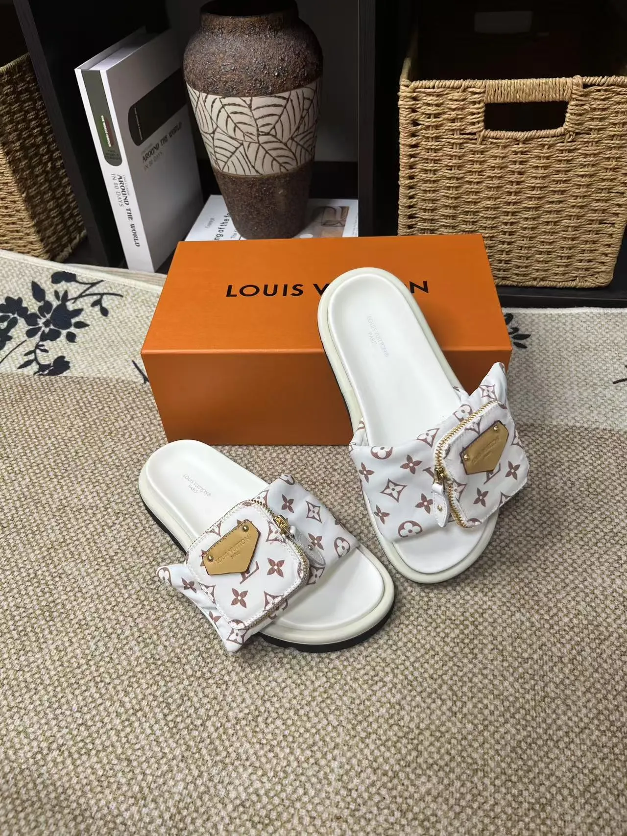 P380 yuan LV Louis Vuitton Full of high-end feel! A popular model among bloggers at home and abroad, it’s retro and fashionable, and looks stunning on your feet! Mainly recommended model on the official website★ ━━━━━ ЅᏇєєt ━━━━━ ▪️Upper: original calfskin ➕5D printing process ▪️Inner: imported mixed sheepskin ▪️Outsole: original molded foam outsole ▪️Size: Female 35-40 Men's 39-44 (women's 41 men's 45)
